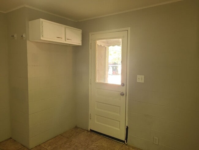 Building Photo - Newly Available! 2 Bedroom in Red Bank!