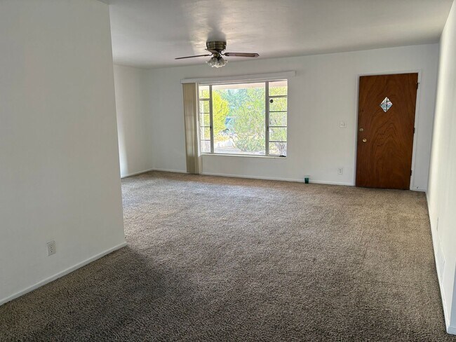 Building Photo - 2 bedroom, 1 bathroom house near Universit...