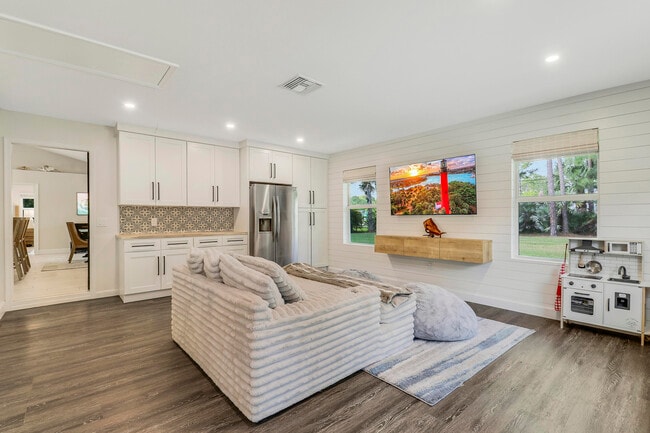 Building Photo - 15866 Alexander Run