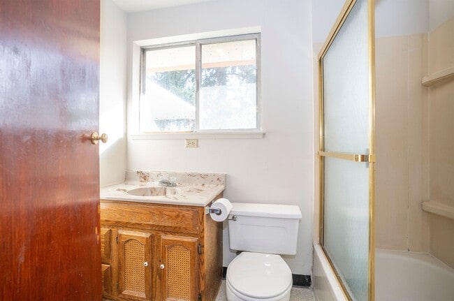 Building Photo - Spacious 4-Bedroom Home with Large Yard, Covered Patio & Garage in Lakewood