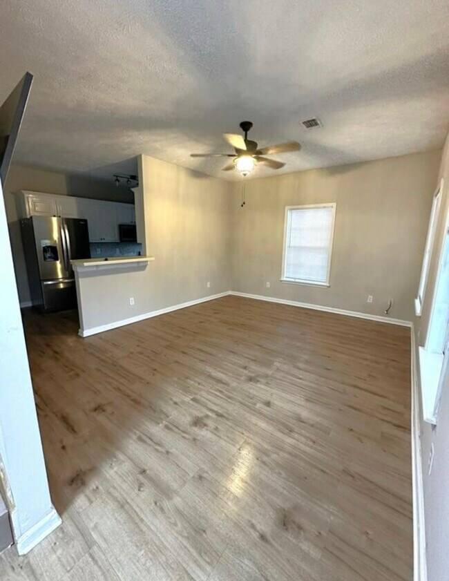 Building Photo - 105 Tomlinson Dr