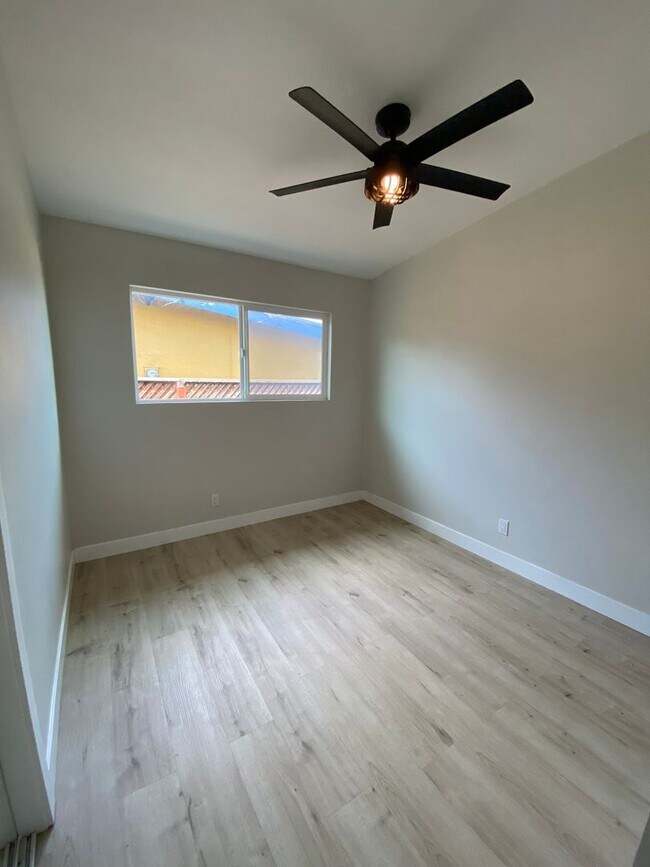 Building Photo - Renovated Beach house just a few blocks fr...