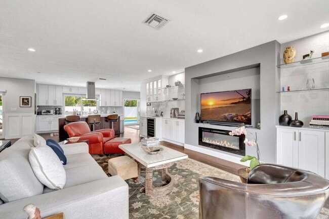 Building Photo - 5660 Golfway Dr