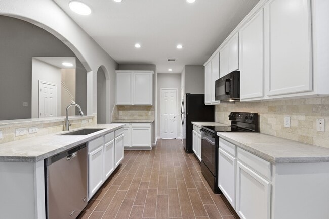 Building Photo - 25542 Saddlebrook Village Dr