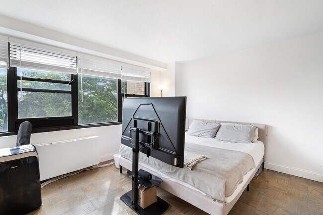 Building Photo - 201 St Pauls Ave