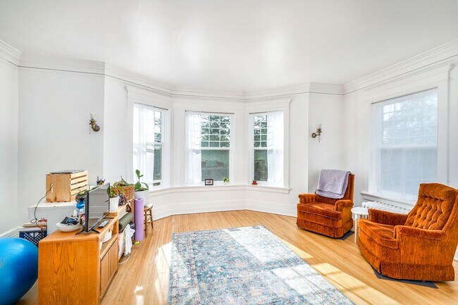 Building Photo - Beautiful 4 Bedroom/2 Bathroom SECOND Floor Apartment in East Duluth Mansion - AVAILABLE JUNE!