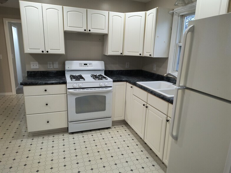 Building Photo - 746 S Wolf Lake Rd