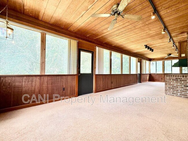 Building Photo - 733 Westchester Dr