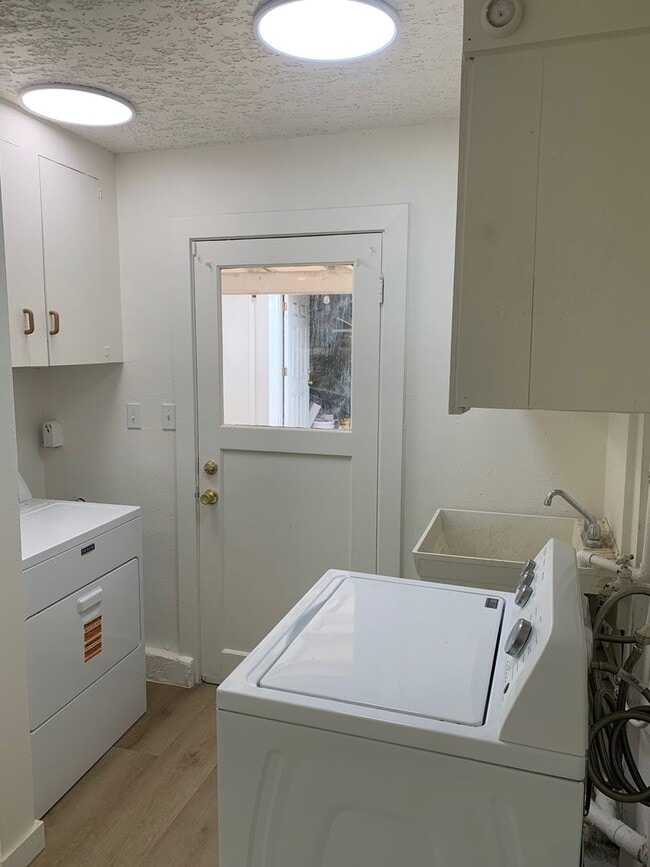Building Photo - Updated, One Level Home with Two Bedrooms & One Bathroom, and Fully-Fenced Back Yard!