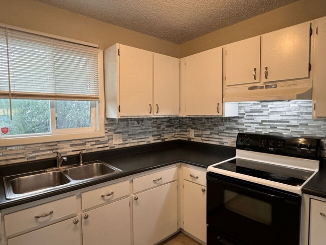 Building Photo - 1244 S Reed St