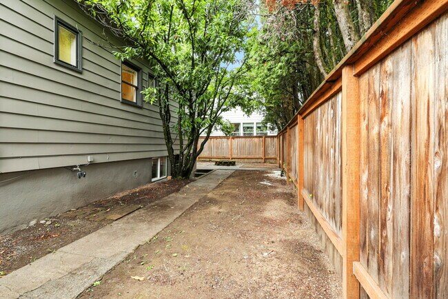 Building Photo - 423 NE 55th Ave