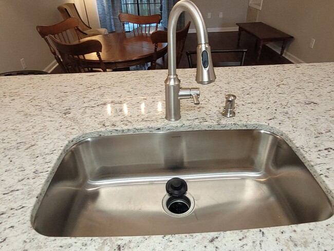 Building Photo - Furnished 3 BR, 3 BH Townhouse in Wilmington!