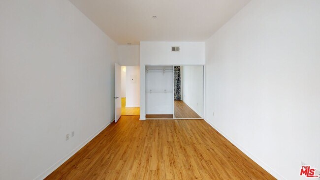 Building Photo - 630W W 6th St