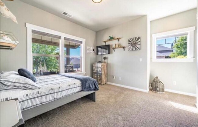 Building Photo - Luxury home on generous lot in the prestigious hills of East Medford!
