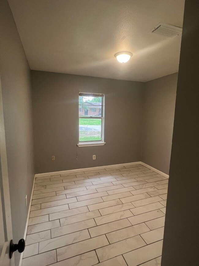 Building Photo - 3 Bedroom 1 Bath in Southern Hills