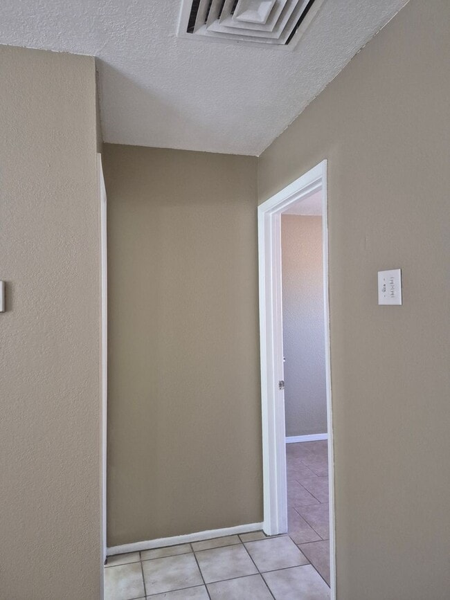 Building Photo - One Bedroom Apartment