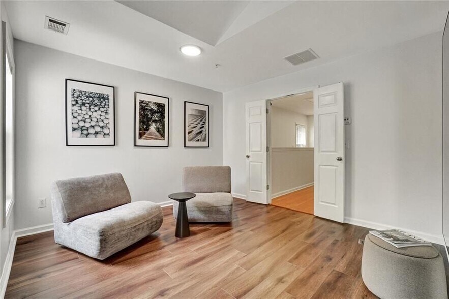 Building Photo - 702 Surrey Park Pl SE