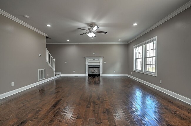 Building Photo - 4 Bedroom / 2.5 Bath Home  Kingsport, TN