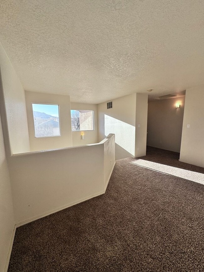 Building Photo - 3 bed 2 bath 2300 sq ft home-New Carpet