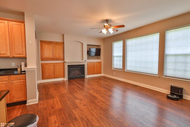 Building Photo - Beautifully maintained, energy-efficient f...