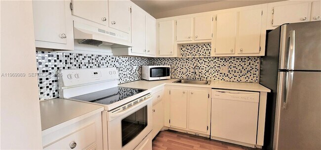 Building Photo - 1300 NE Miami Gardens Dr