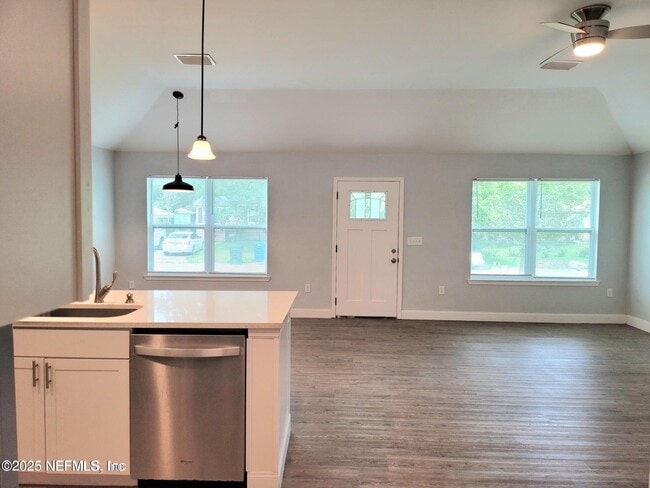 Building Photo - 1978 Solomon St