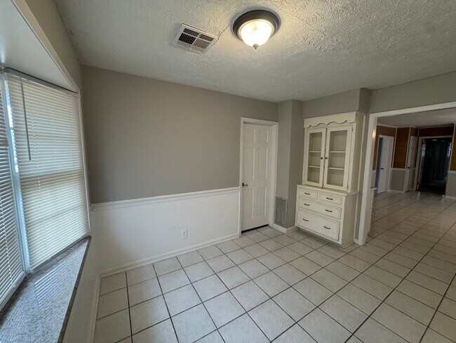 Building Photo - Large FOUR bedroom in Brentwood