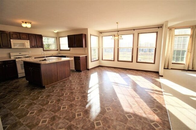 Building Photo - 5147 St Laurent Dr
