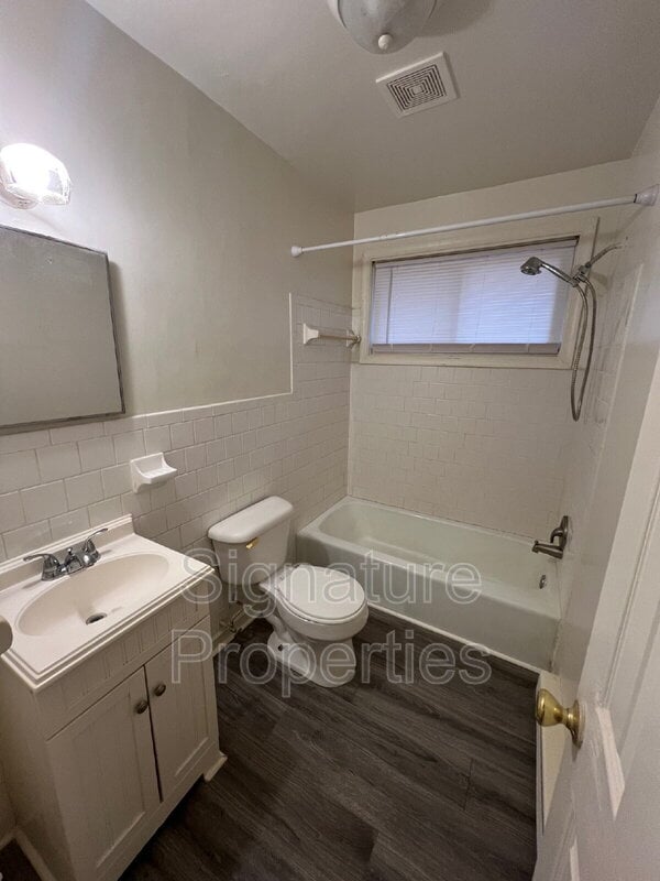 Building Photo - 208 N Cedar Ave