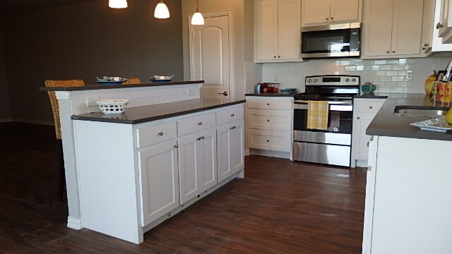Kitchen Appliances include Stove/Range, Microwave, Dishwasher, and Refrigerator/Freezer with Icemaker - 4926 Villas Drive