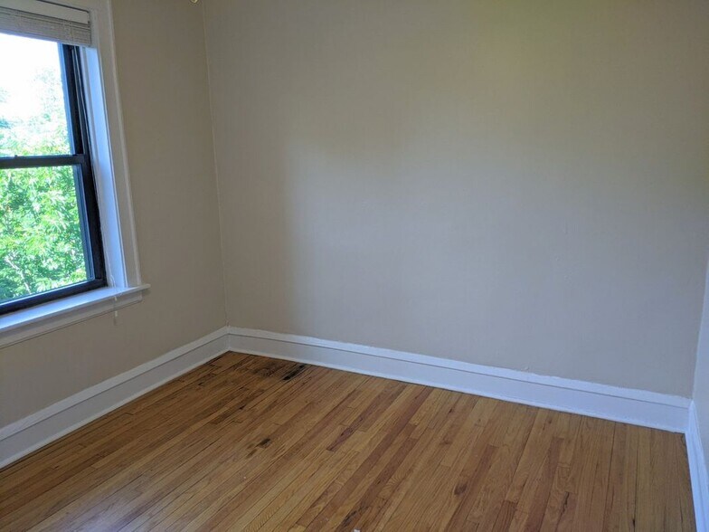 Building Photo - 716 Reba Pl