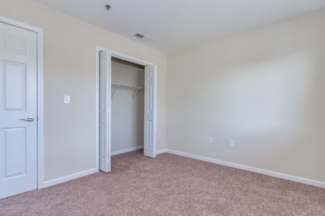 Building Photo - Welcome Home – Spacious Apartment with Mod...