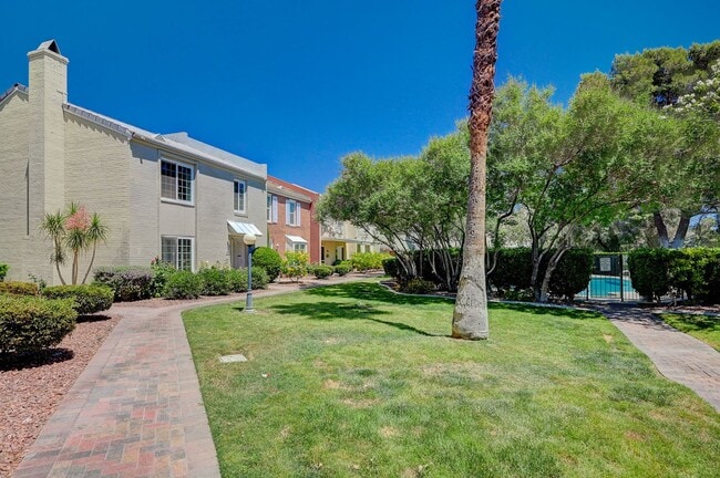 Building Photo - Beautiful 2 Bedroom Townhome in Guard-Gated Community – Prime Location!