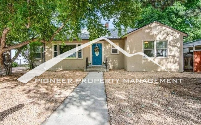 Building Photo - Adorable neighborhood, Updated Main-Level Living in Ivywild, 3BR/2BA, 1 Car Garage and Enclosed Yard