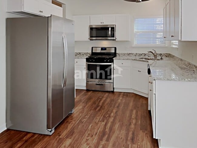 Building Photo - 2026 Oakbluff Way SW