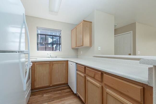 Building Photo - 2 bedroom in gated community with pool/spa...