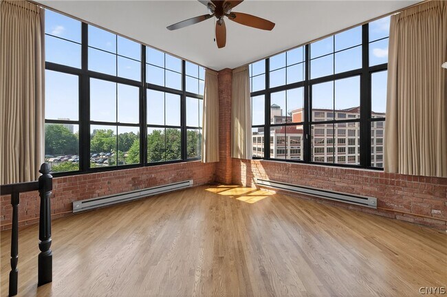 Building Photo - 526 Plum St