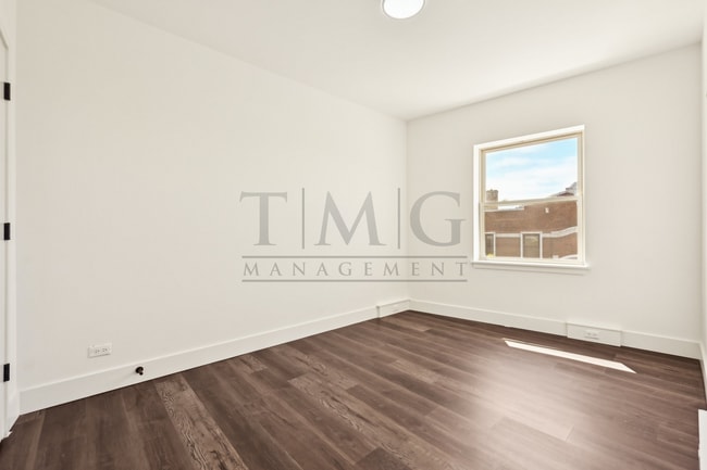 Building Photo - Freshly Renovated 2 Bed in Andersonville: Separate Kitchen, In-Unit Laundry, Flooded with Sunlight!