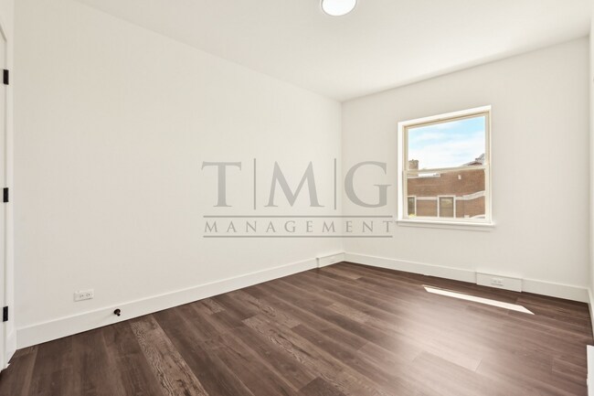 Building Photo - Modern 2-Bedroom Gem in the Heart of Andersonville | Separate Kitchen, In-Unit Laundry & Tons of ...