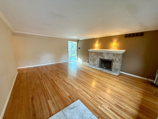 Building Photo - Charming 4-Bedroom Rental in the Heart of Downtown Bothell!