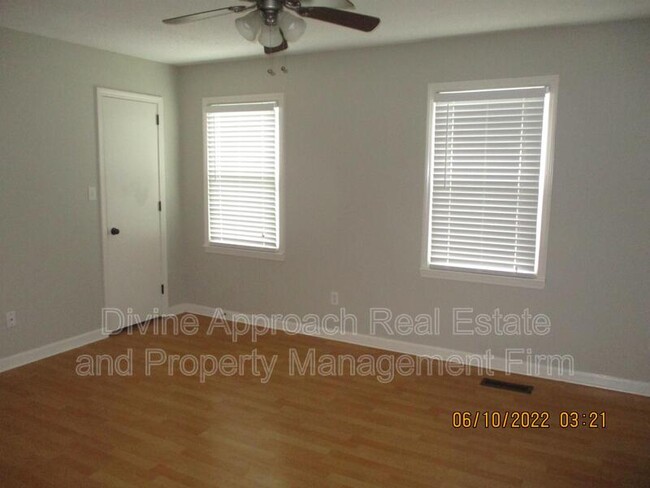 Building Photo - 830 Jamestown Manor Park