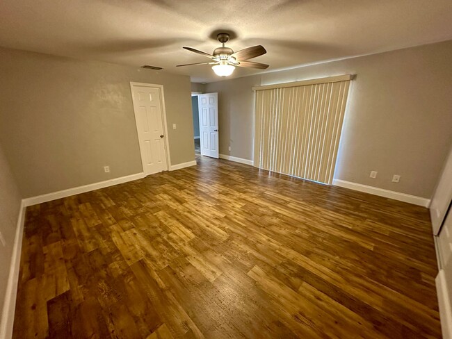 Building Photo - Fully Remodeled 2/2 Townhome in Central Po...