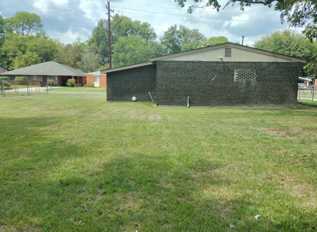 Building Photo - 12246 Palmyra Dr