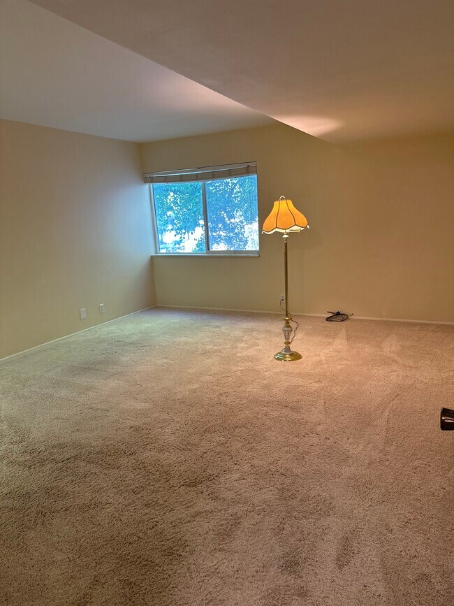 Building Photo - Waterbury Way condominium - utilities included