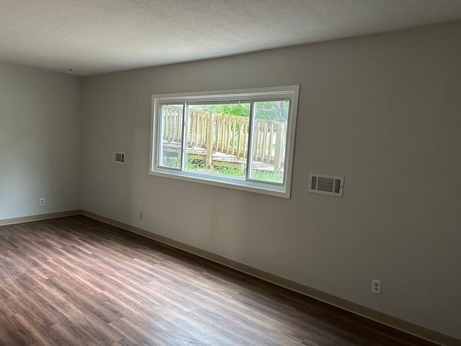 Building Photo - 1 bedroom 1 Bathroom Lower of Level Duplex...