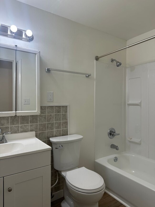 Building Photo - 4 Bed 2 Bath Home Available in Reynoldsburg!