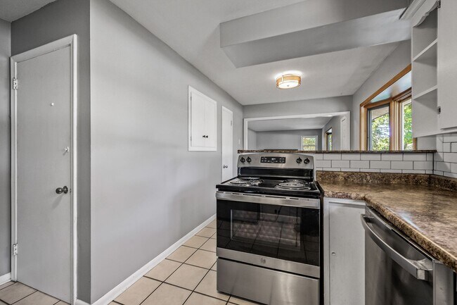 Building Photo - Gorgeous Shoreview House 3BR 1 Bath  Available Early May!