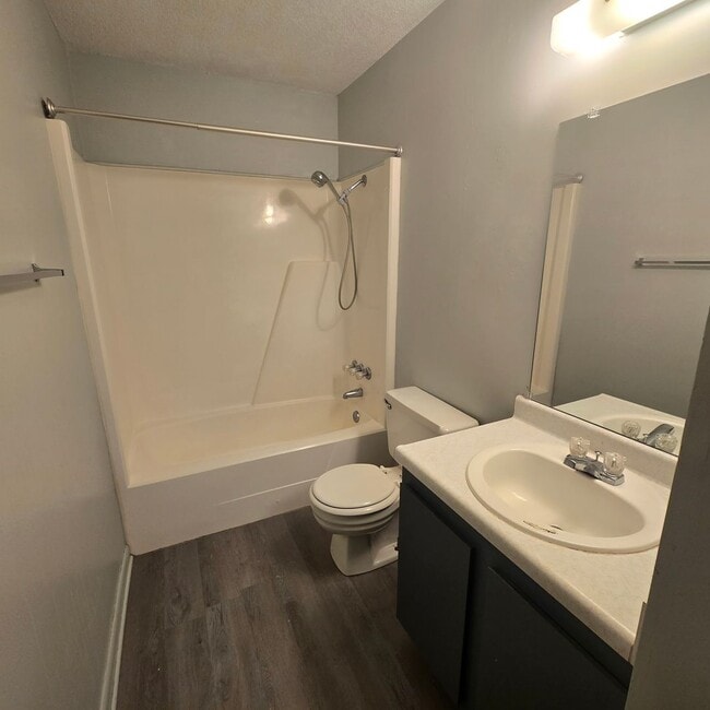 Building Photo - Modern & Spacious Upstairs 1 Bedroom Bungalow - Washer/ Dryer Included!