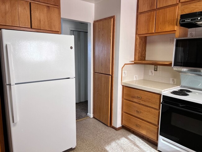 Building Photo - Nice Nob Hill Location with 3 Bedrooms