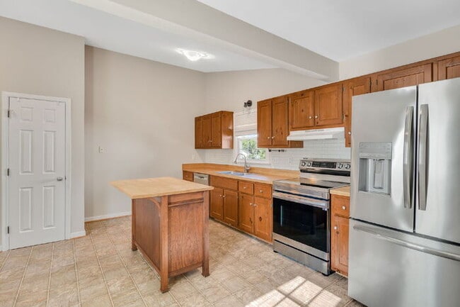 Building Photo - 3 Bedroom Ranch Home with Fenced Yard in Richmond – Available July 15th – $2,295/mo